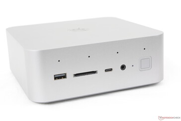 Framsida: USB-A 3.0 (10 Gbps), SD-läsare, USB-C (10 Gbps), 3,5 mm headset, Power-knapp med fingeravtryck, Quad-mikrofon