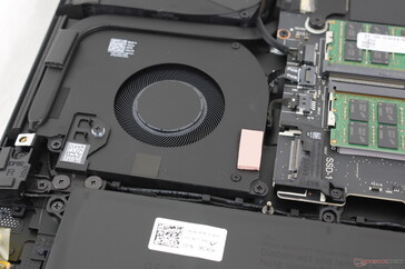 PCIe4 M.2 2280-platsen med beteckningen "SSD1" sitter ovanpå en av fläktarna