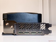 3x DisplayPort 1.4-utgång, 1x HDMI 2.1a-utgång