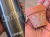 Text på tumbler med fiberlaser (vänster) och SVG-design på lerkruka med diodlaser (höger).