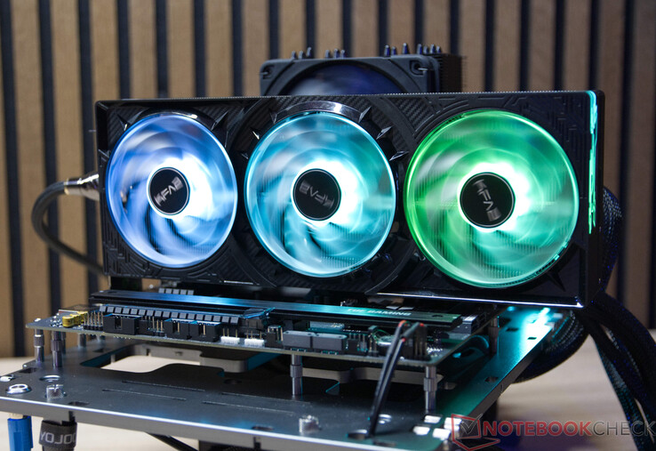 KFA2 GeForce RTX 5070 Ti 1-Click OC under bullerutsläppstest med öppen installation