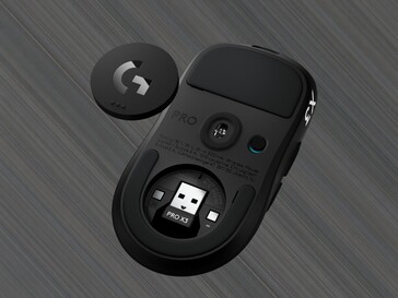 Undersidan av Logitech G Pro X3 Superstrike-spelmusen visas