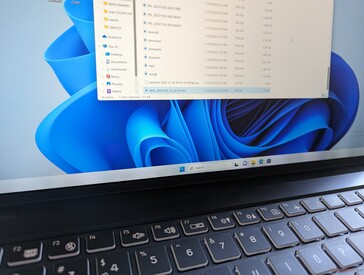 Blödningen i bakgrundsbelysningen syns som mörka fläckar i Windows aktivitetsfält, där det normalt är enfärgat