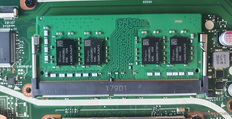 16 GB DDR4-3200 RAM-minne (8 GB fastlödda + 8 GB slitsade) körs i dubbelkanalläge