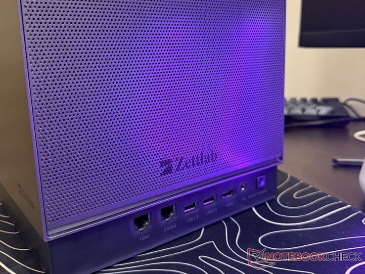 Portarna på baksidan av NAS-enheten