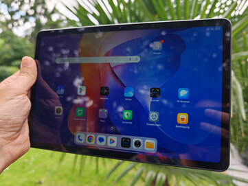 Redmi Pad 2 4G utomhus under molnig himmel