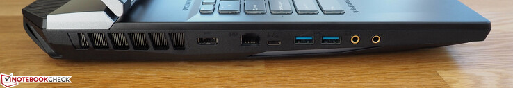 Vänster: anslutning för nätadapter, 1x Gigabit Ethernet-port, 1x Thunderbolt 3-port, 2x USB 3.1 Gen2 Typ A-portar, hörlursanslutning, mikrofonanslutning