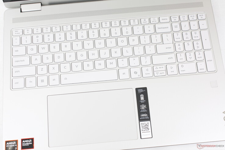 Samma skrivupplevelse som på den ursprungliga 2023-modellen. Keycap-teckensnittet kontrasterar bättre med det grå färgalternativet snarare än vårt silveralternativ