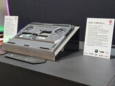 MSI Raider 16 HX Max visas upp på CES 2026 och visar sin nya design på bottenpanelen (Bildkälla: Notebookcheck)