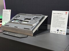 MSI Raider 16 HX Max visas upp på CES 2026 och visar sin nya design på bottenpanelen (Bildkälla: Notebookcheck)