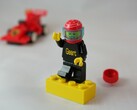 En bild som visar en LEGO-figur och en racerbil. (Bildkälla: 2Technology - Pixabay)
