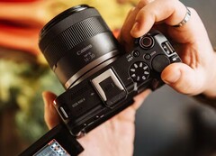 Canon EOS R6 V sägs se ut ungefär som EOS R50 V på bilden.