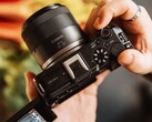 Canon EOS R6 V sägs se ut ungefär som EOS R50 V på bilden.