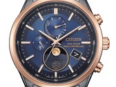 Närbild på Citizen BY1036-53L Eco-Drive-klocka med månfasvisning, blå urtavla, roséguldfärgad bezel, svart boett i rostfritt stål och analog månfasvisning vid klockan 6.
