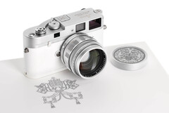 Leica &quot;Pope Francis&quot; M-A 35 mm mätsökare är en unik kopia av denna klassiska helt mekaniska filmkamera. (Bildkälla: Leica)