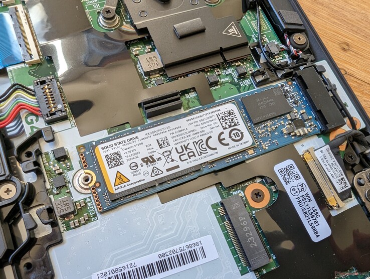 Stödjer en M.2 PCIe4 x4 2280 SSD. M.2 WAN-kortplatsen är tom