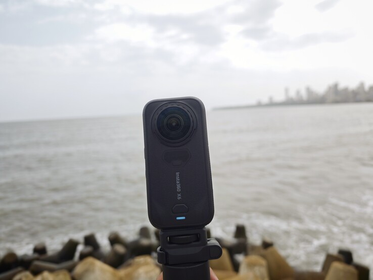 Insta360 X6 är utrustad med två specialanpassade kvadratiska sensorer från Sony på 1/1,1 tum