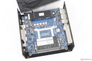 NucBox K12 interndelar. Det löstagbara M.2 WLAN-kortet sitter under den primära SSD-enheten