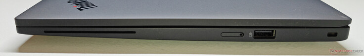 Höger sida: SmartCard-läsare, nano-SIM-kortplats, USB-A 3.2 Gen 1 (5 Gbit/s, alltid på), Kensingtonlås
