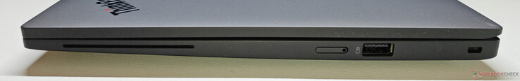 Höger sida: SmartCard-läsare, nano-SIM-kortplats, USB-A 3.2 Gen 1 (5 Gbit/s, alltid på), Kensingtonlås