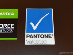 Vivobook Pro 16X OLED med Pantone-godkänt klistermärke