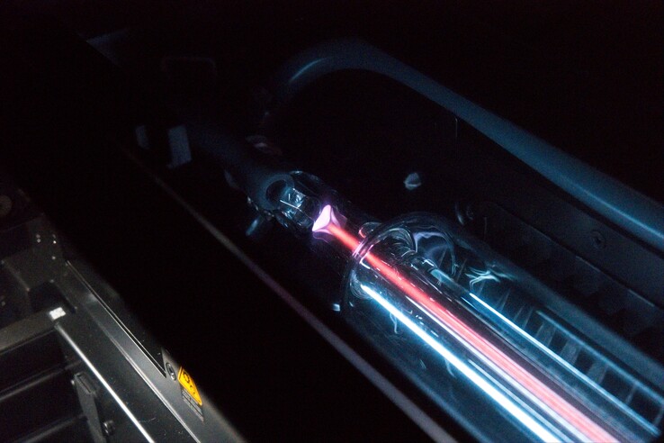 En trevlig detalj: Laserstrålen är synlig, särskilt vid högre effekt (obs: Skyddsfilmerna på kåporna togs inte bort)