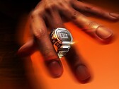 En person som bär den silverfärgade smarta ringklockan Casio CRW-H001M-8 på fingret, vilket framhäver dess kompakta digitala display och metallkonstruktion.