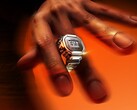 En person som bär den silverfärgade smarta ringklockan Casio CRW-H001M-8 på fingret, vilket framhäver dess kompakta digitala display och metallkonstruktion.