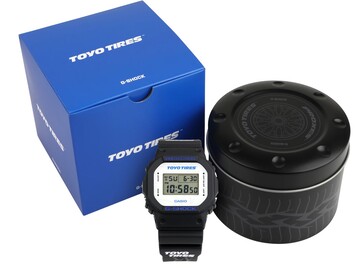 Casio G-Shock DW5600TT25-1-klockan visas med sin blå Toyo Tires-ask och specialtillverkade metallburk.