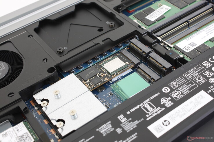 Upp till fyra interna PCIe4 x4 M.2 2280 SSD-enheter stöds. Två enheter staplas vertikalt för att spara utrymme