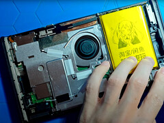 Nintendo Switch 2 med ett 8 000 mAh-batteri från en tredje part installerat. (Bildkälla: Naga)