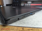 Bärbar dator med cylindrisk kontakt bredvid två USB-C-portar