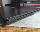 Bärbar dator med cylindrisk kontakt bredvid två USB-C-portar