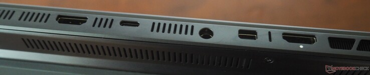 Baksida: HDMI 2.1, USB-C 4 (DP 2.1, 140 W PD), strömförsörjning, Mini-DisplayPort 2.1 (dGPU), HDMI 2.1 (dGPU)