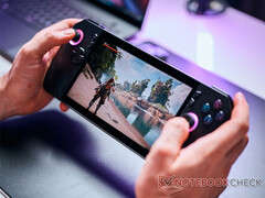 AFMF 2.1 är nu tillgänglig på ROG Ally och den nyare ROG Ally X, på bilden. (Bildkälla: Notebookcheck)