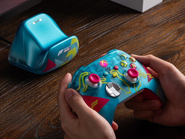 8BitDos Forza-märkta laddningsdocka är en perfekt matchning för Xbox Wireless Controller Forza Horizon 6 Limited Edition.