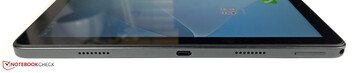 Höger: högtalare, USB-C 2.0, högtalare, hybrid SIM/microSD-kortplats, 3,5 mm jack
