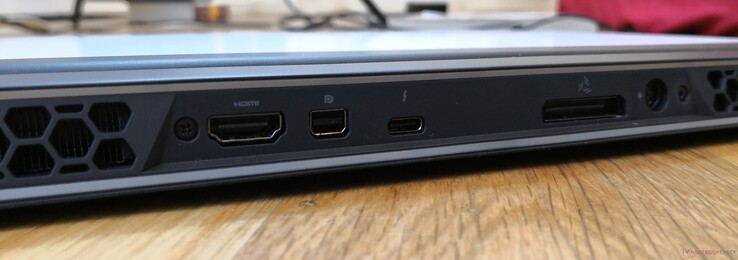 Baksidan: HDMI 2.0b, mini-DisplayPort 1.4, USB Typ C + Thunderbolt 3, Alienware Graphics Amplifier, AC-adapter