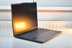 Lenovo IdeaPad Slim 3 15Q8X10 med Qualcomm Snapdragon X (bildkälla: Benjamin Herzig/Notebookcheck)
