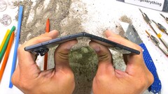 Samsung Galaxy Z Fold8 uppvisar många vanliga svagheter hos vikbara enheter i JerryRigEverything:s hållbarhetstest, men klarar böjtestet.