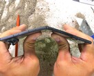 Samsung Galaxy Z Fold8 uppvisar många vanliga svagheter hos vikbara enheter i JerryRigEverything:s hållbarhetstest, men klarar böjtestet.