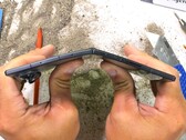 Samsung Galaxy Z Fold8 uppvisar många vanliga svagheter hos vikbara enheter i JerryRigEverything:s hållbarhetstest, men klarar böjtestet.