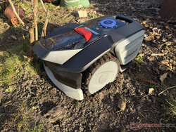 Sunseeker V1 har fastnat utanför gräsmattan