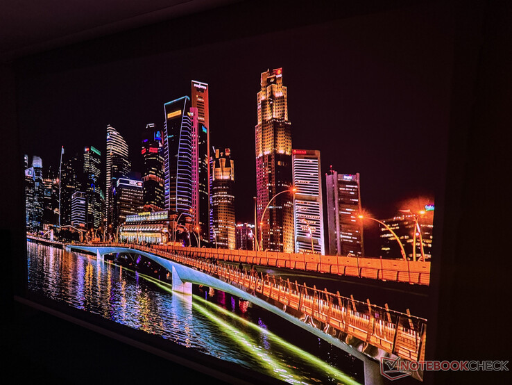 Bildkvaliteten hos Valerion VisionMaster Max i ett mörkt rum är imponerande