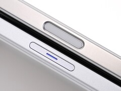Vivo visar upp Vivo X200 Ultras dedikerade avtryckarknapp och förklarar några skillnader jämfört med iPhone 16 Pro Max kamerakontroll (Bildkälla: Vivo, redigerad)