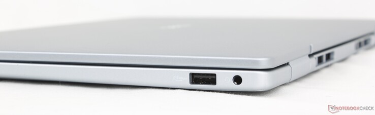 Höger sida: USB-A 3.2 Gen. 1, 3,5 mm headset