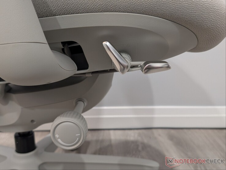 Tillbakalutning, justering av sitthöjd och spännratt för ryggstöd.