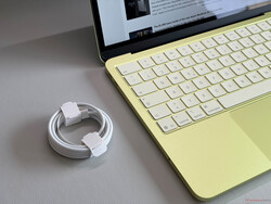 I Europa får du bara en USB-kabel i förpackningen.