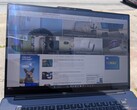 Den extra ljusstarka skärmen på Lenovo Pro 9 16 Aura är mer användbar utomhus jämfört med andra bärbara datorer