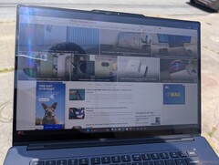 Den extra ljusstarka skärmen på Lenovo Pro 9 16 Aura är mer användbar utomhus jämfört med andra bärbara datorer